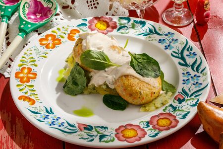 Щучьи котлеты с мятым картофелем и шпинатом