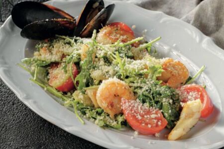 Салат с морепродуктами и руколой 