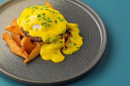 Бифштекс с яйцом пашот под соусом чеддер