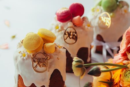 Творожный кулич с клюквой, украшенный макаронсами