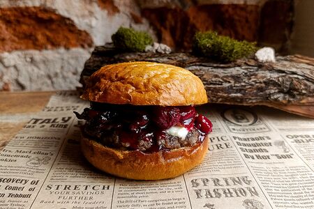 Бургер с вишней, прованскими травами и беконом