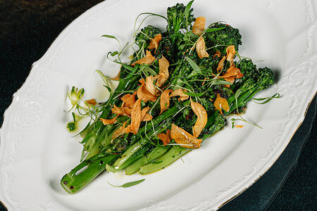 Брокколини на гриле в соусе чимичурри