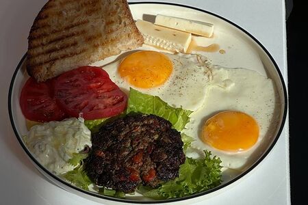 Глазунья из двух яиц с сочным бифштексом, брынзой и томатами