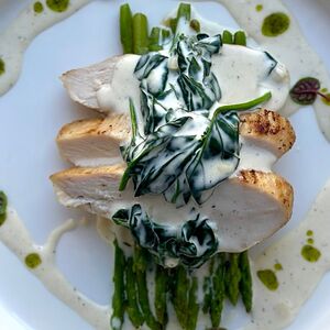 Курица в сливочном соусе со спаржей