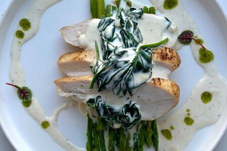 Курица в сливочном соусе со спаржей