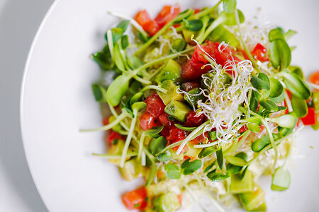 Скрембл с томатной сальсой и миксом ростков