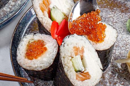 Буррито-ролл с лососем, семенами чиа и красной икрой