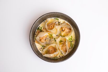 Вонтоны с лососем и томатами со сливочным соусом