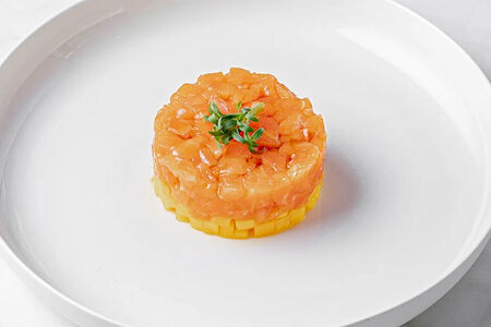 Лосось с тайским манго и соусом алагра