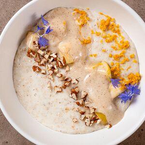 Овсяная каша с яблоками, корицей и орехом пекан