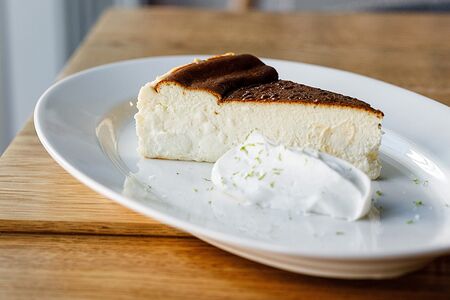 Чизкейк Сан-Себастьян с козьим сыром