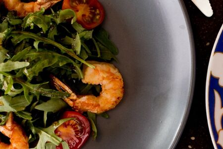 Салат с рукколой и креветками 