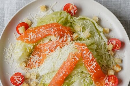 Салат Цезарь с лососем