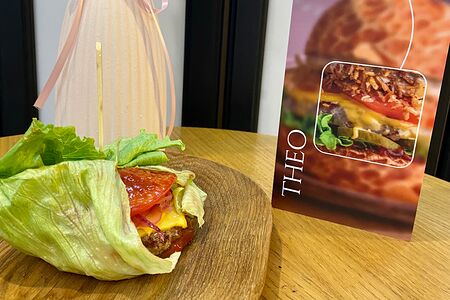 Бургер Брис в листьях салата Айсберг