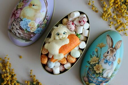 Сладкий подарок с шоколадным зайчиком