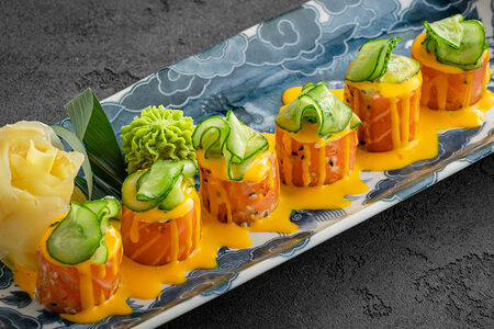 Фреш-ролл с лососем, крабом и соусом из манго