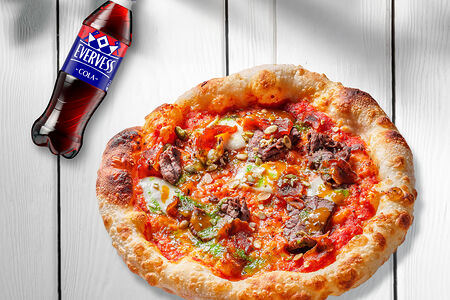 Пицца Неаполитано с говядиной и хурмой и Evervess Кола