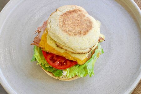 Сэндвич с окороком и сыром чеддер