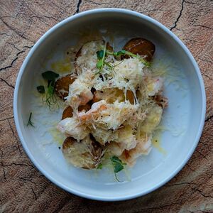 Креветки, бэби-картофель, спайси-соус