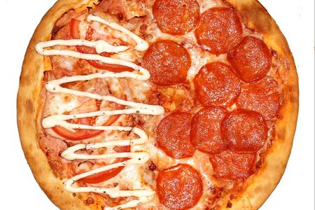 Пицца Пеперони-ветчина с соусом Цезарь 2 вкуса малая