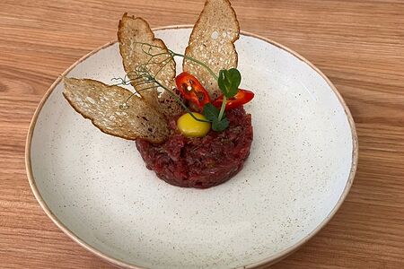 Тартар из говядины со ржаными гренками