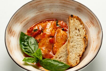 Подкопченный тунец с соусом из помидоров и чесночной гренкой  