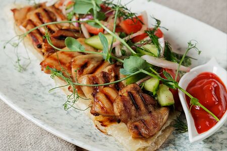 Куриный шашлык с лепешкой роти