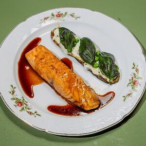 Стейк из лосося в гранатовой глазури, цукини со стамбульским йогуртом и припущенным шпинатом