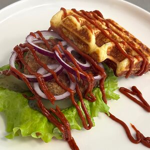 Картофельные вафли Барбекю с котлетой из говядины и маринованным огурчиком без глютена 