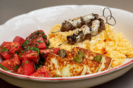 Халлуми, скрембл, томаты, кебаб из баранины