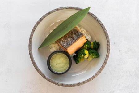 Стейк из лосося с рисом басмати и соусом йогурт-песто