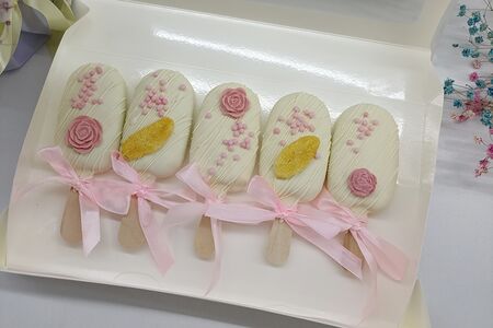  Чизкейки Эскимо ассорти в белом шоколаде с цветочками и перышками из шоколада