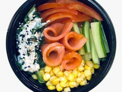 Поке с лососем и кукурузой