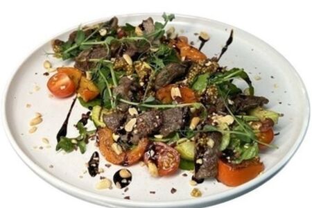 Руккола с мраморным мясом и арахисом