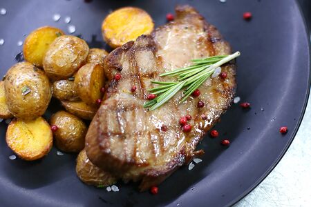 Свинина гриль с картофелем дольками