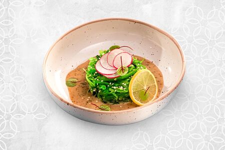 Чука салат с ореховым соусом