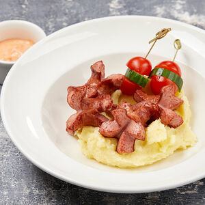 Осьминожки с пикантным соусом и картофельным пюре