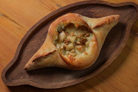 По-аджарски с грушей и сыром дорблю