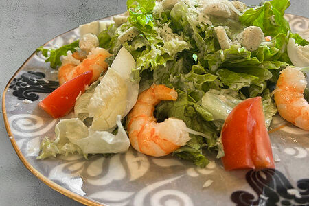 Салат Цезарь с креветками