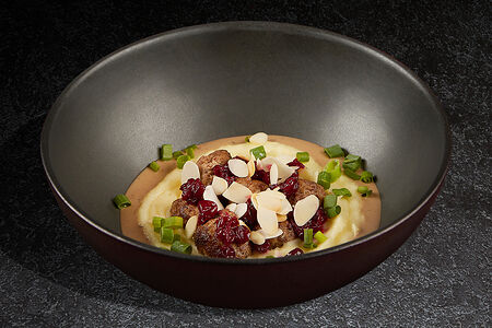 Митболы с брусничным соусом и картофельным пюре