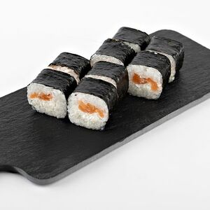 Ролл с лососем и сливочным сыром