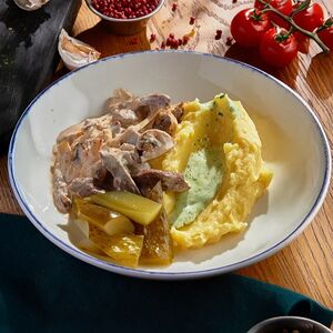 Строганов из мраморной говядины с картофельным пюре