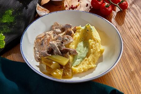 Строганов из мраморной говядины с картофельным пюре