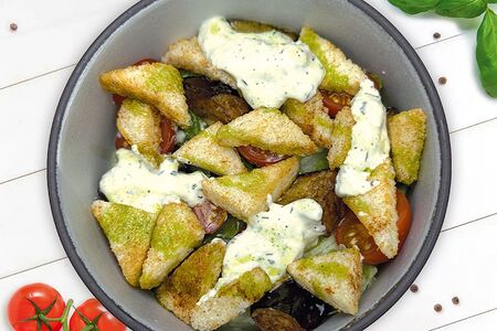 Салат с хрустящими баклажанами и гренками