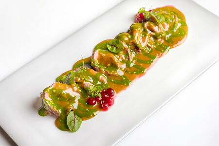 Ростбиф с горчичным соусом и зеленым майо