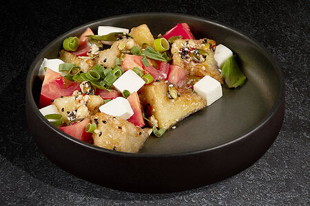 С хрустящими баклажанами и розовыми томатами