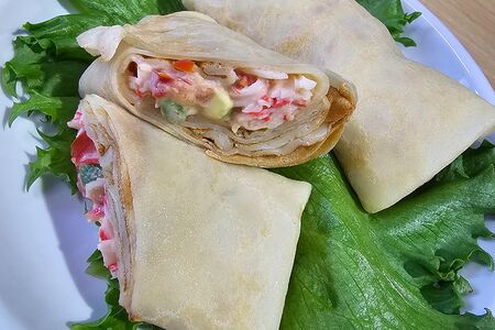 Блины с нежным крабом и авокадо