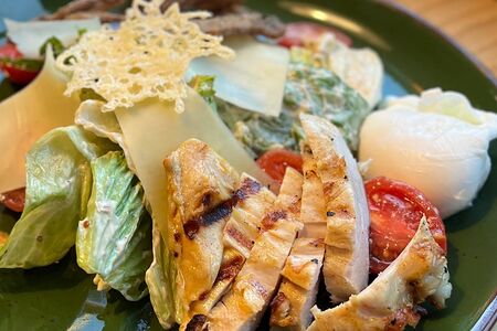 Салат Цезарь с сочной курочкой гриль