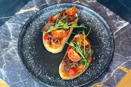 Брускетта с рваной говядиной