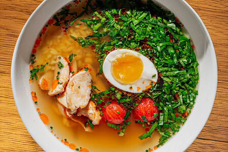 Куриный бульон с орзо и шпинатом